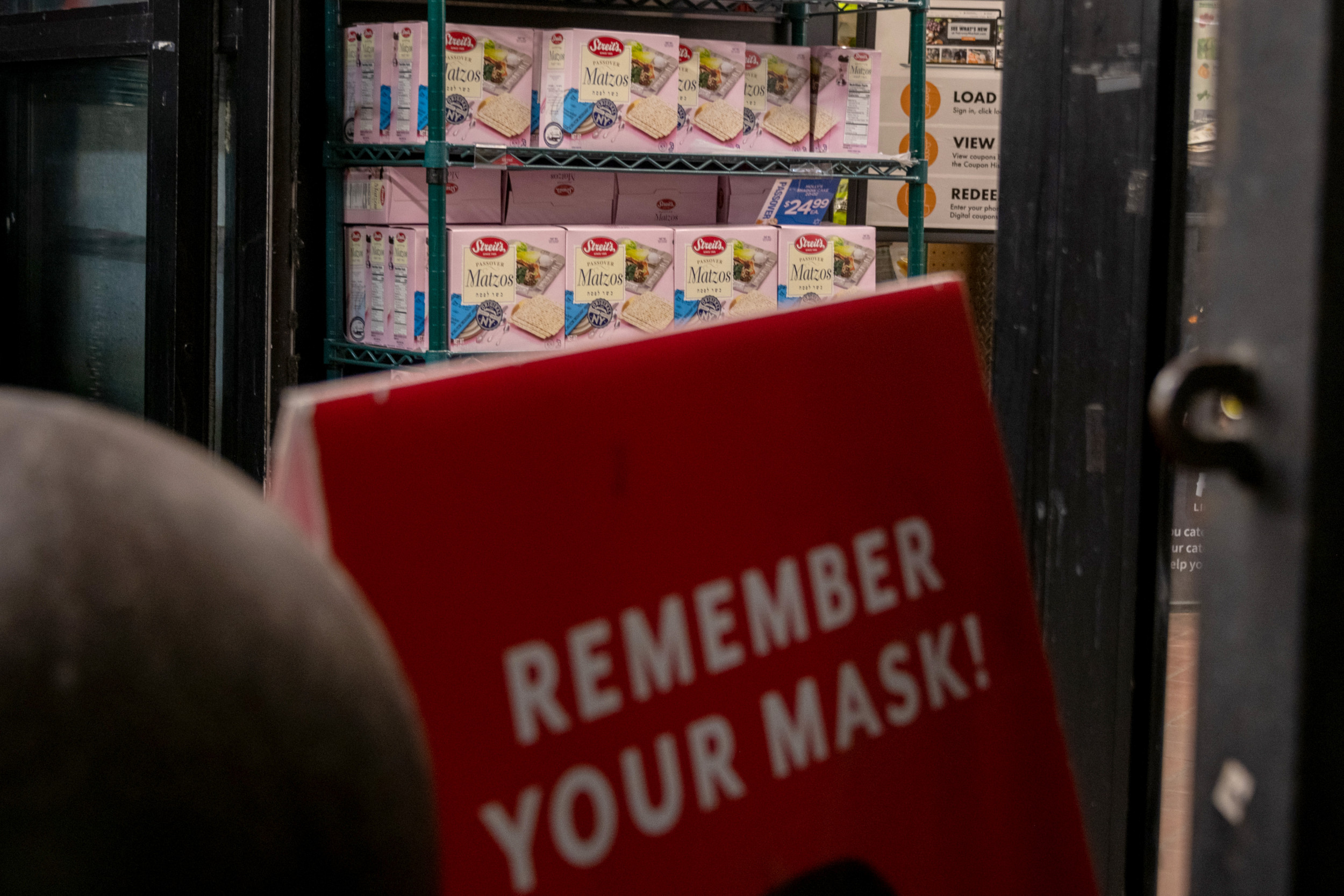Retail Workers' Union Urges Stores to Require Masks as Largest Grocery Chain Lifts Mandate thumbnail