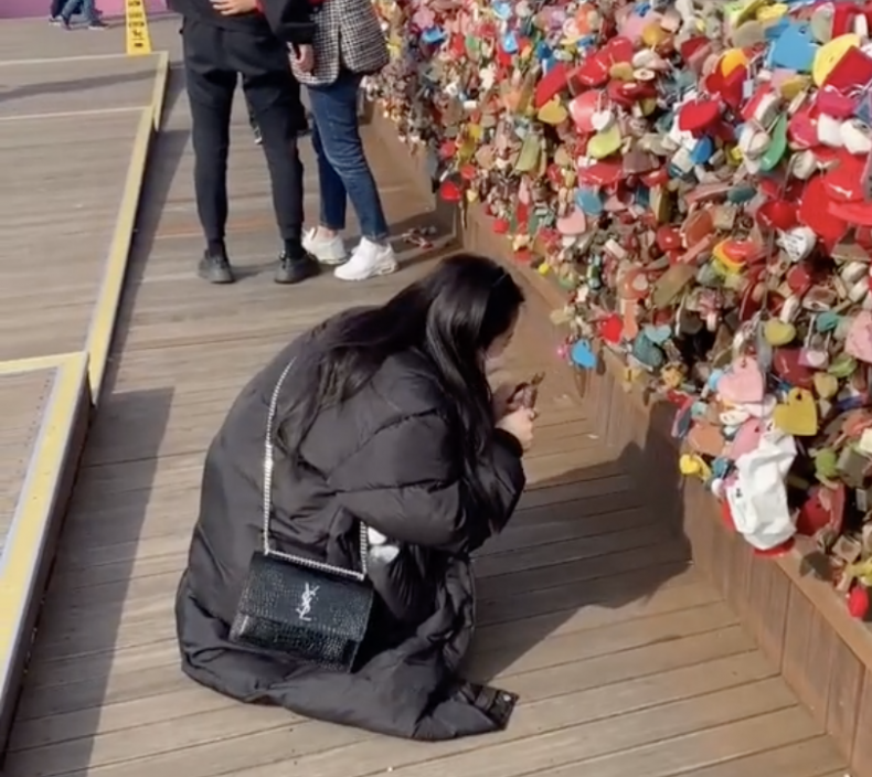 LA Woman travels Seoul to remove LoveLock