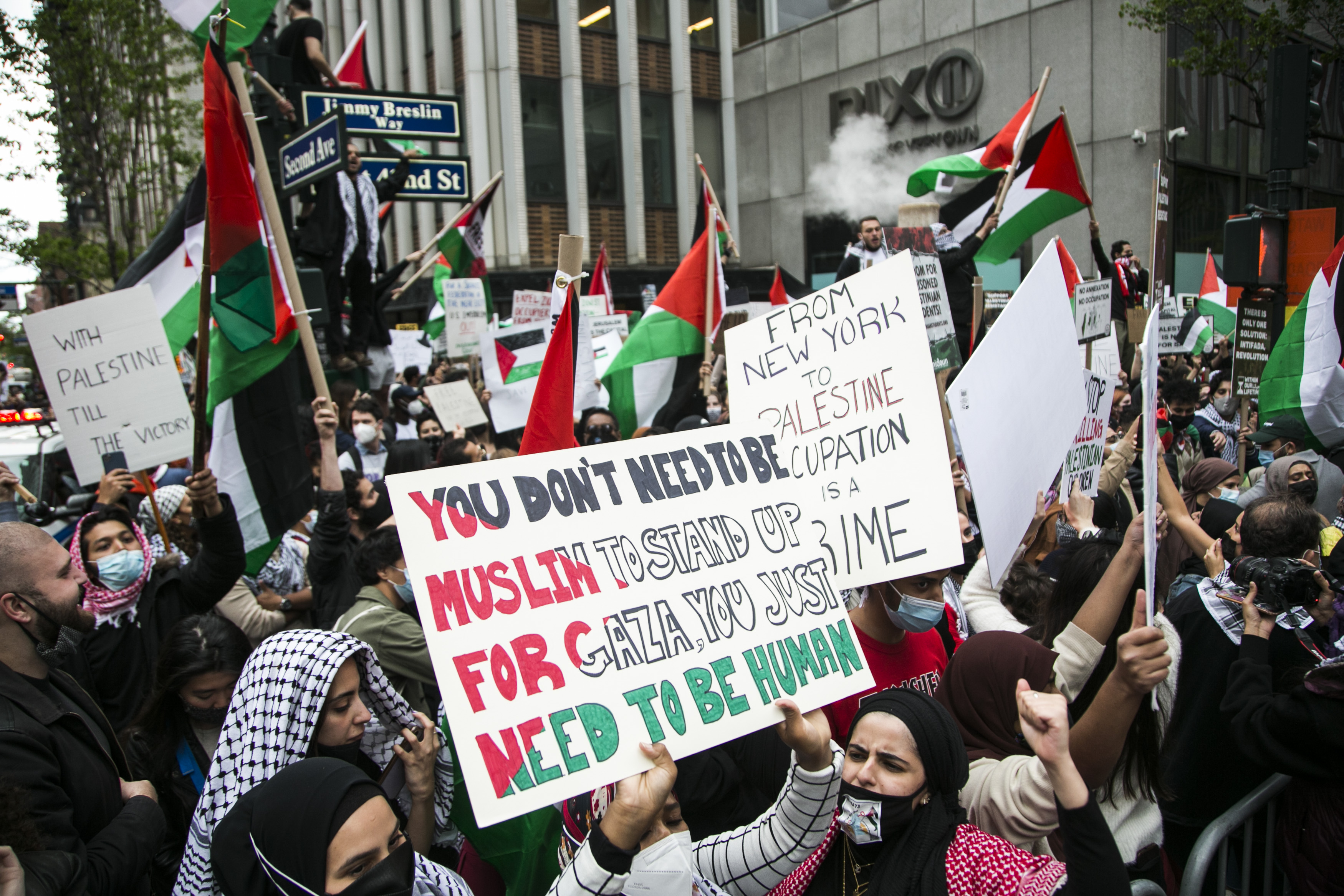 Pro Palestine And Pro Israel Protesters Clash As Cease Fire Announced   Palestine Israel Protest Times Square Midtown Nyc 