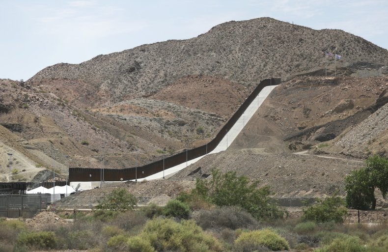 Construction Continues On Privately-Funded Section Of Border