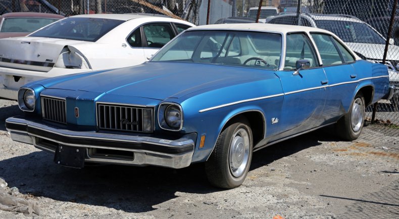 1975_Oldsmobile_Cutlass_four-door_sedan