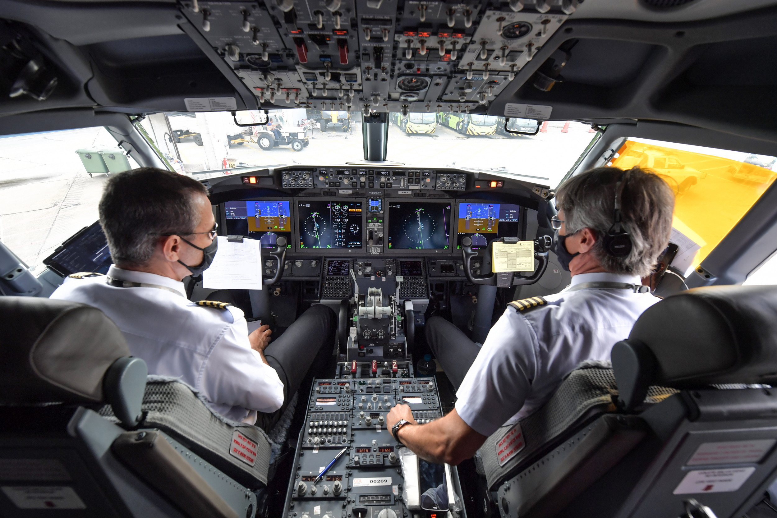 all-10-how-much-does-a-commercial-airline-pilot-make-advanced-guide