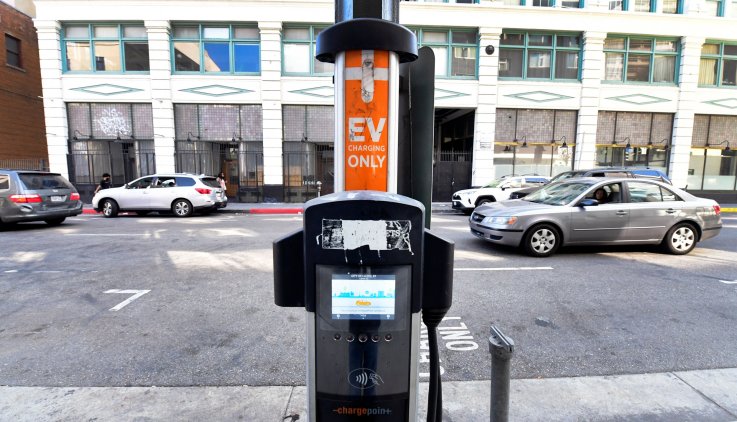 Electric vehicle charging station