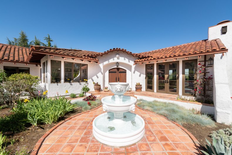Los Altos Hills, California, 94024