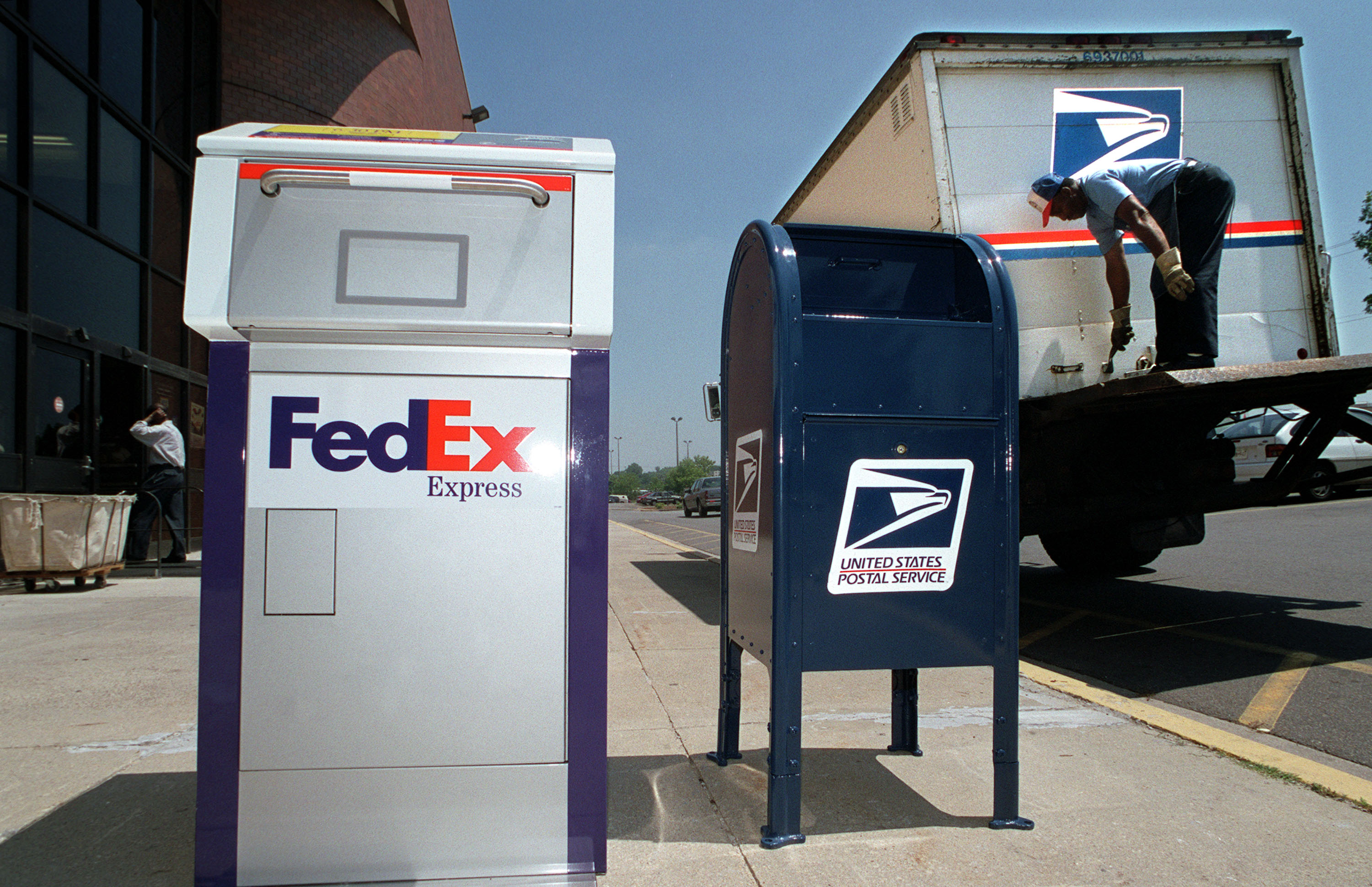 Man Shows Difference Between Fedex And Usps In Shocking Doorbell Footage 8070