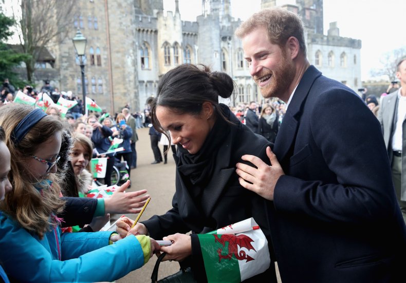 Meghan Markle Gives Autograph