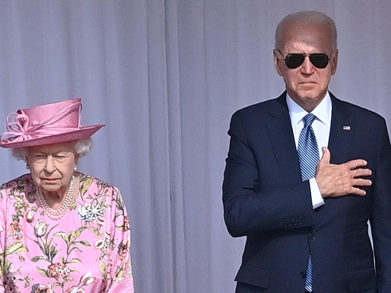 kalv Betydning Rejse Joe Biden Keeps Sunglasses on for Queen Elizabeth II Meeting Despite Royal  Protocol
