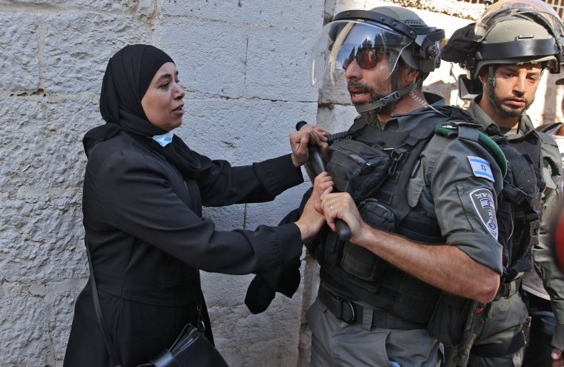 Palestinian woman confronts Israeli police East Jerusalem