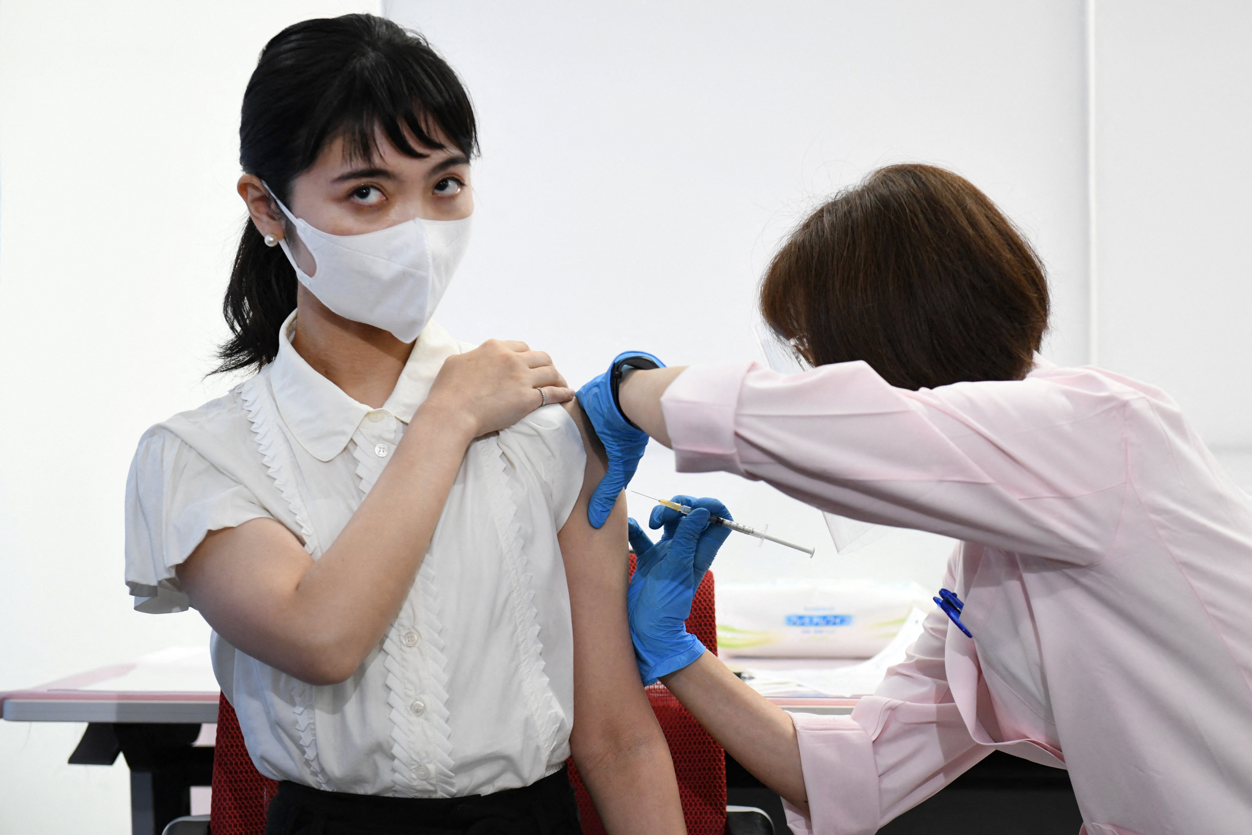 japanese employee receives moderna vaccine