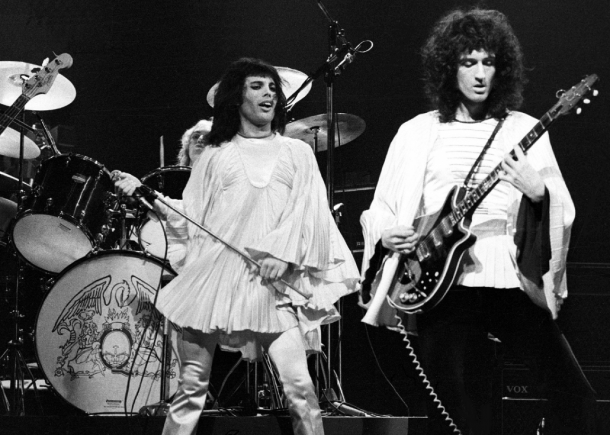 1973: Queen crest
