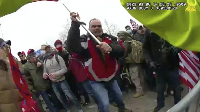 New Capitol Riot Videos Show Marine Veteran Wielding
Flagpole, Charging at Police Officer 2 Man Wields Flagpole Against Police