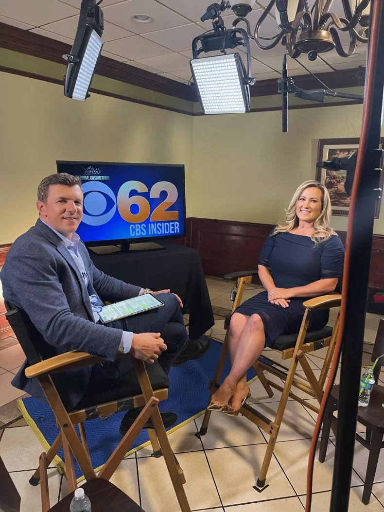CBS Lokalreporterin kündigt während der Sendung an, dass sie zu Project Veritas geht, um sich über ihren Sender zu beschweren CBS Lokalreporterin kündigt während der Sendung an, dass sie zu Project Veritas geht, um sich über ihren Sender zu beschweren