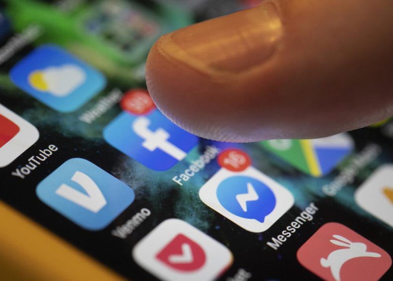 iPhone Displays Facebook and Messenger
