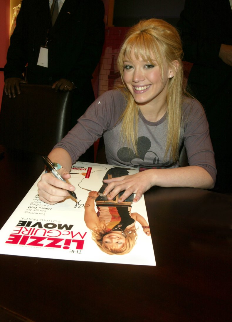Hilary Duff signs Lizzie McGuire poster