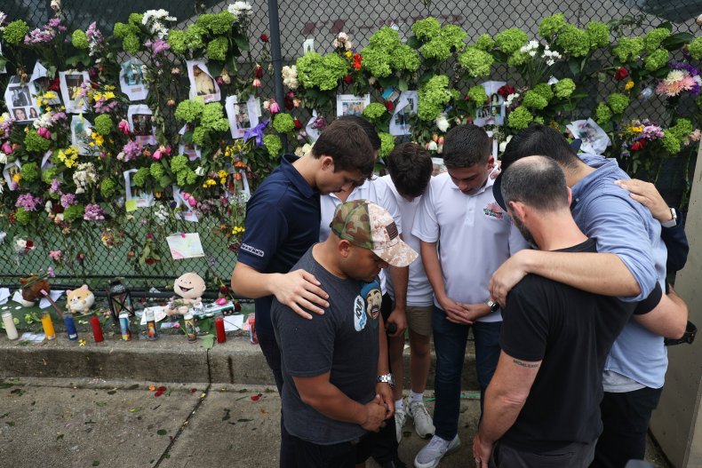 Surfside building collapse death toll missing survivors