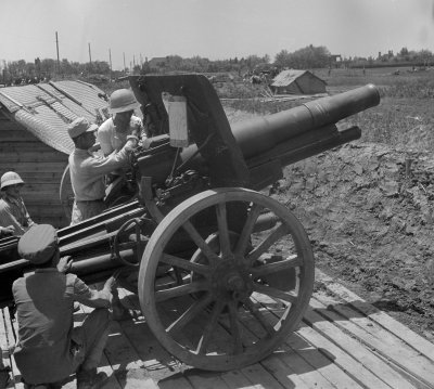 Soldiers Man Cannon In Chinese Civil War