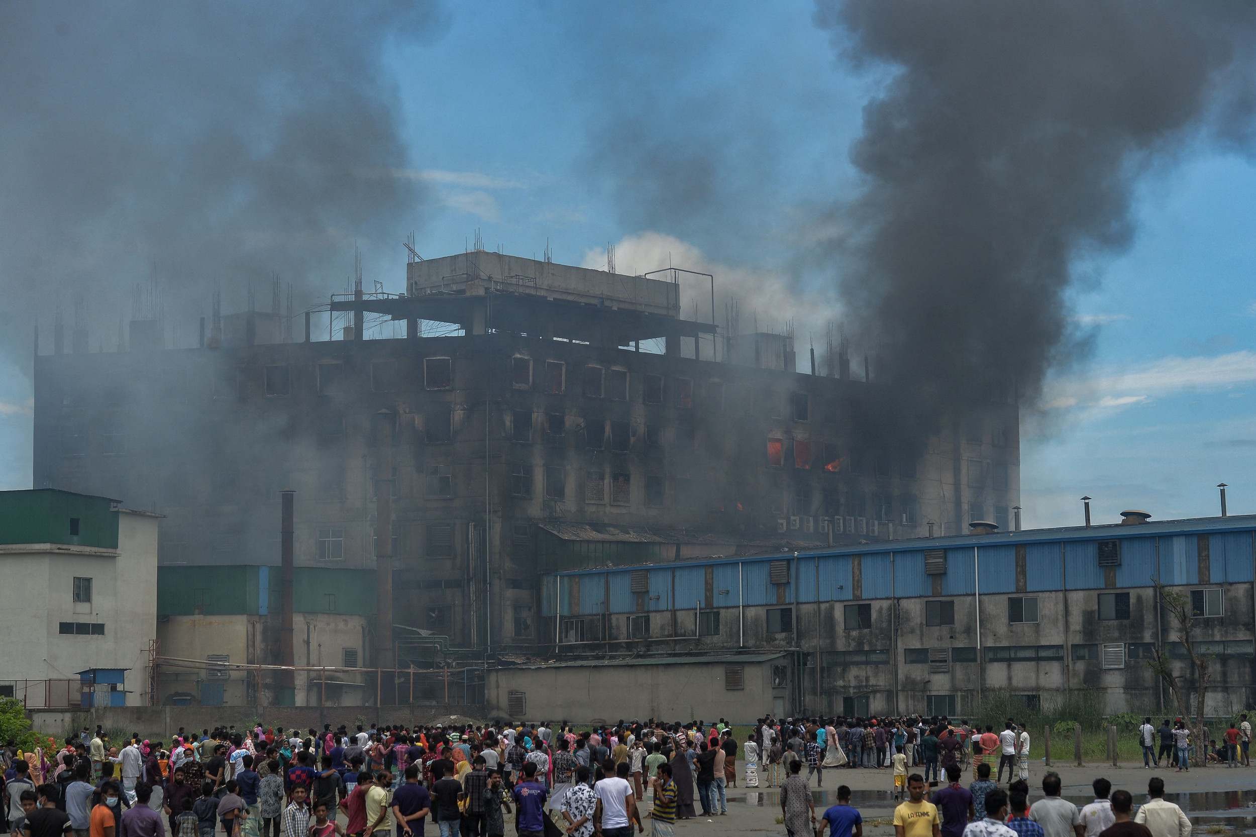 Потогонки фабрика в Бангладеш. Бангладеш заводы. Бангладеш пожар. Фабрика фаер. Сгорели рабочие