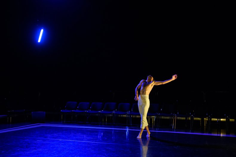 Danseuse se produisant dans le studio Lilian Baylis