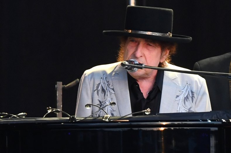 Bob Dylan performs in London