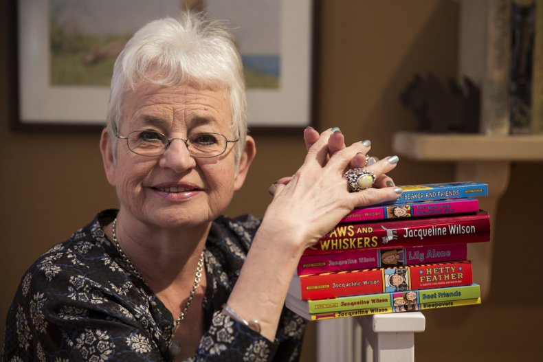 Jacqueline Wilson avec ses livres 