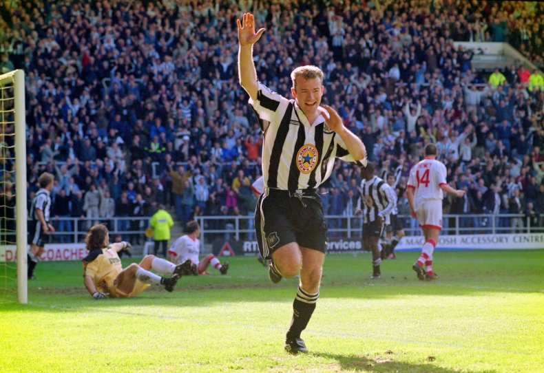 Alan Shearer joue pour Newcastle 