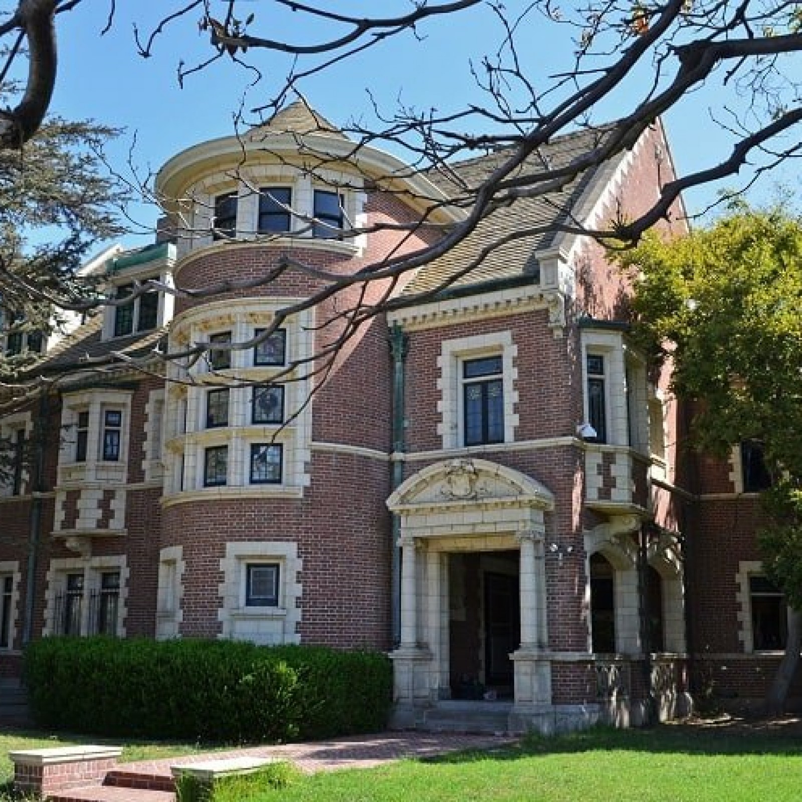 AMERICAN HORROR STORY MURDER HOUSE Opens To Public For Paranormal