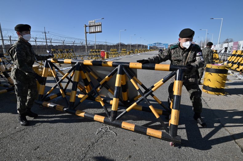 South, Korea, soldiers, move, barricade, bridge, North