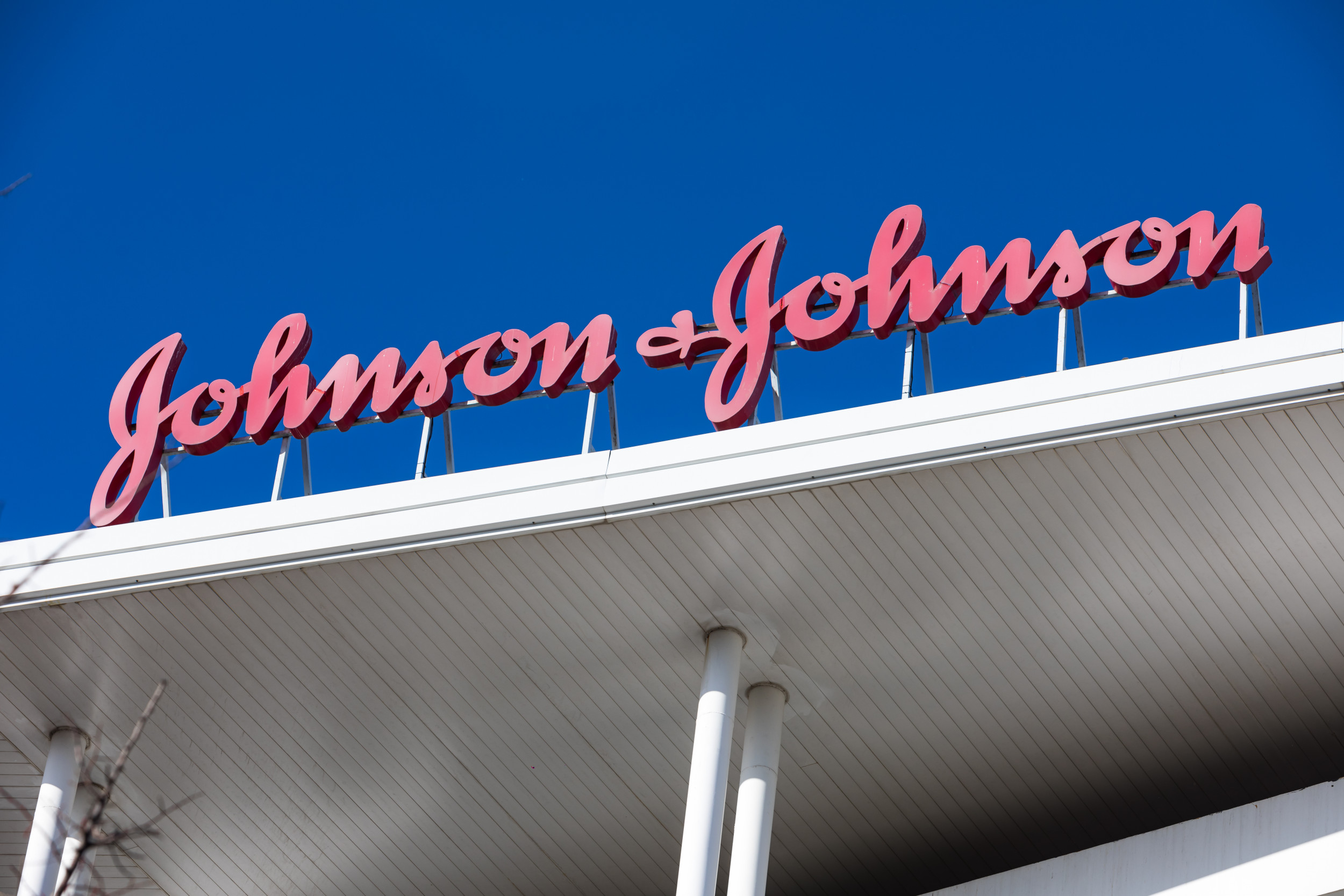 Johnson & Johnson and 3 drug distributors settle opioid lawsuits for US ...