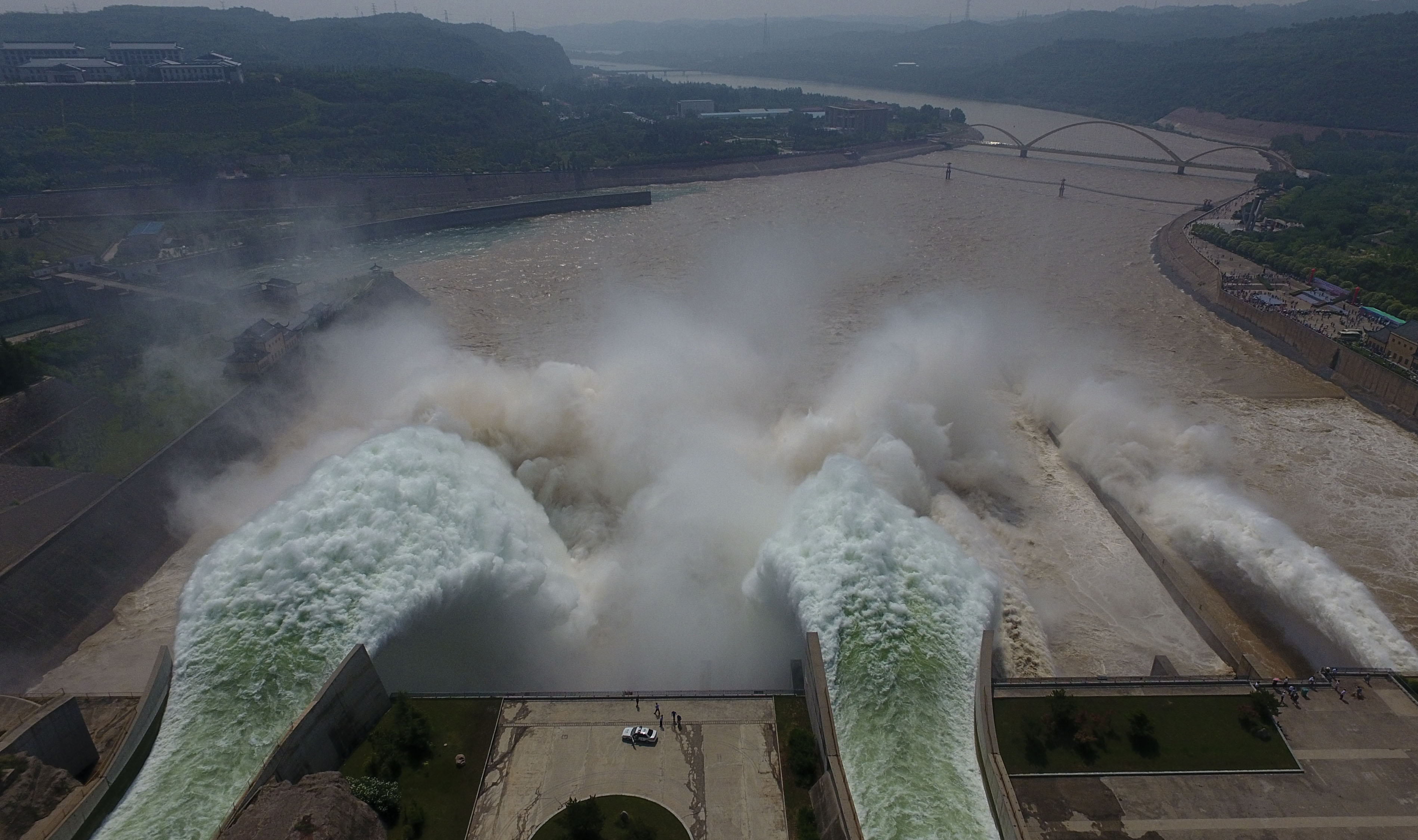 Разрыв дамбы. Прорыв дамбы Хуанхэ. Плотина на Хуанхэ. Река Хуанхэ прорыв плотины. ГЭС Хуанхэ.