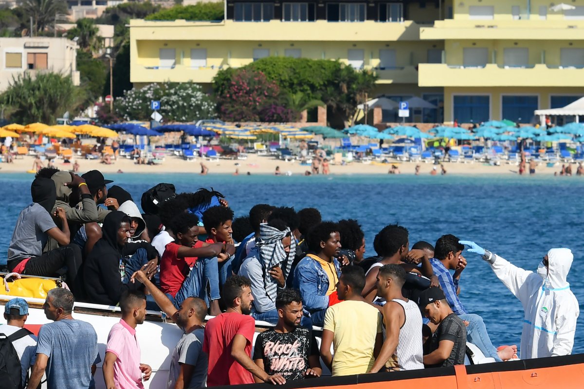 Libya migrants entering Italy