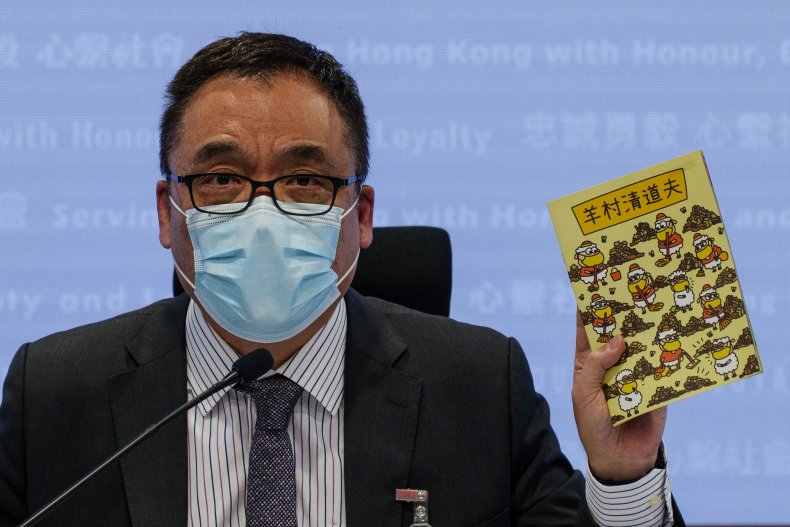 steve li holds up book at conference