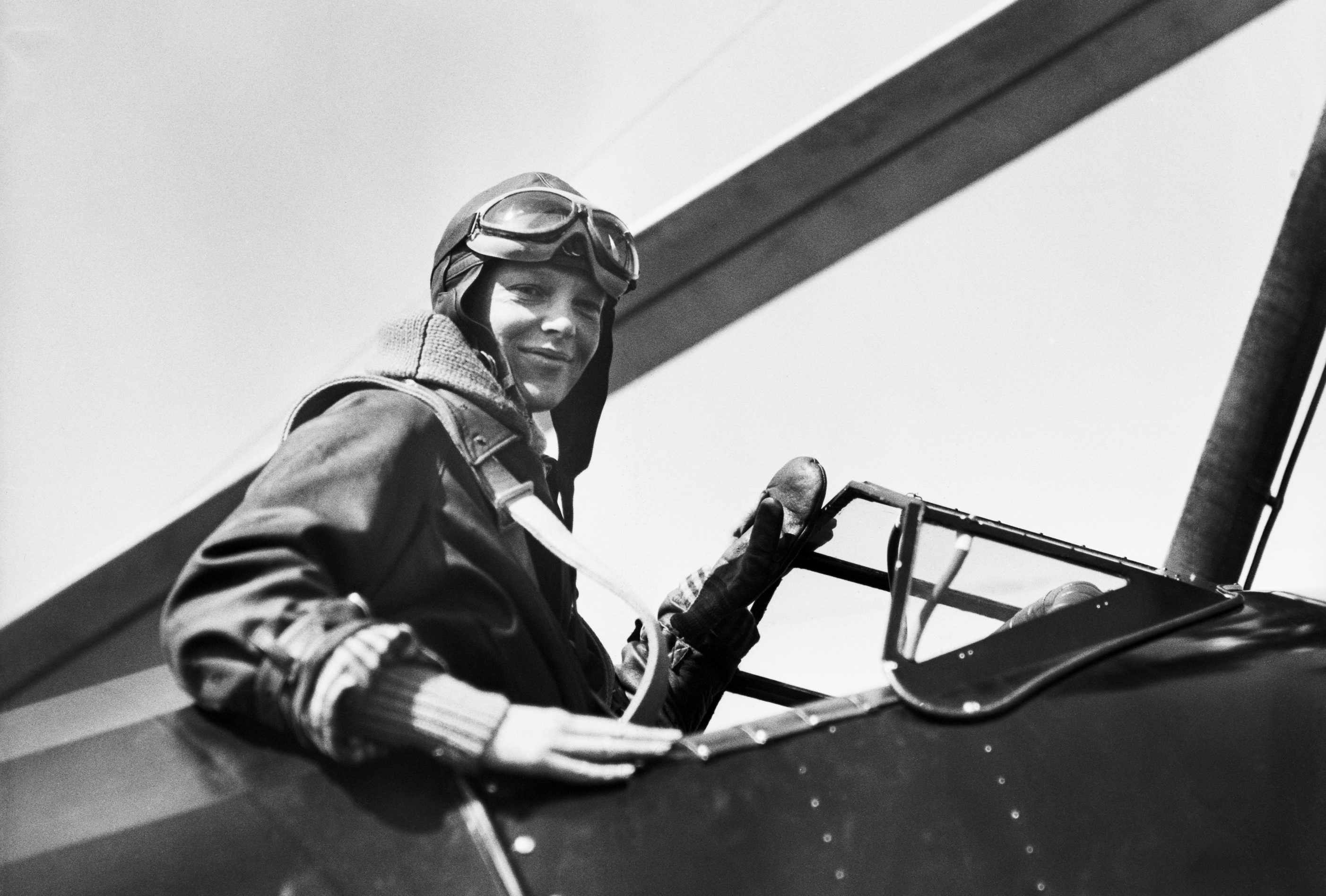 Amelia Earhart and the bizarre "hollow earth" conspiracy theory about