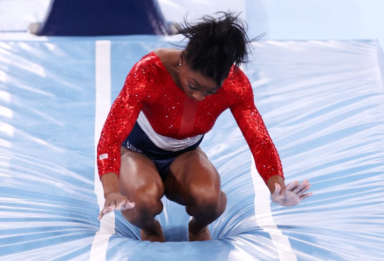 Simone Biles makes bad landing in gymnastics