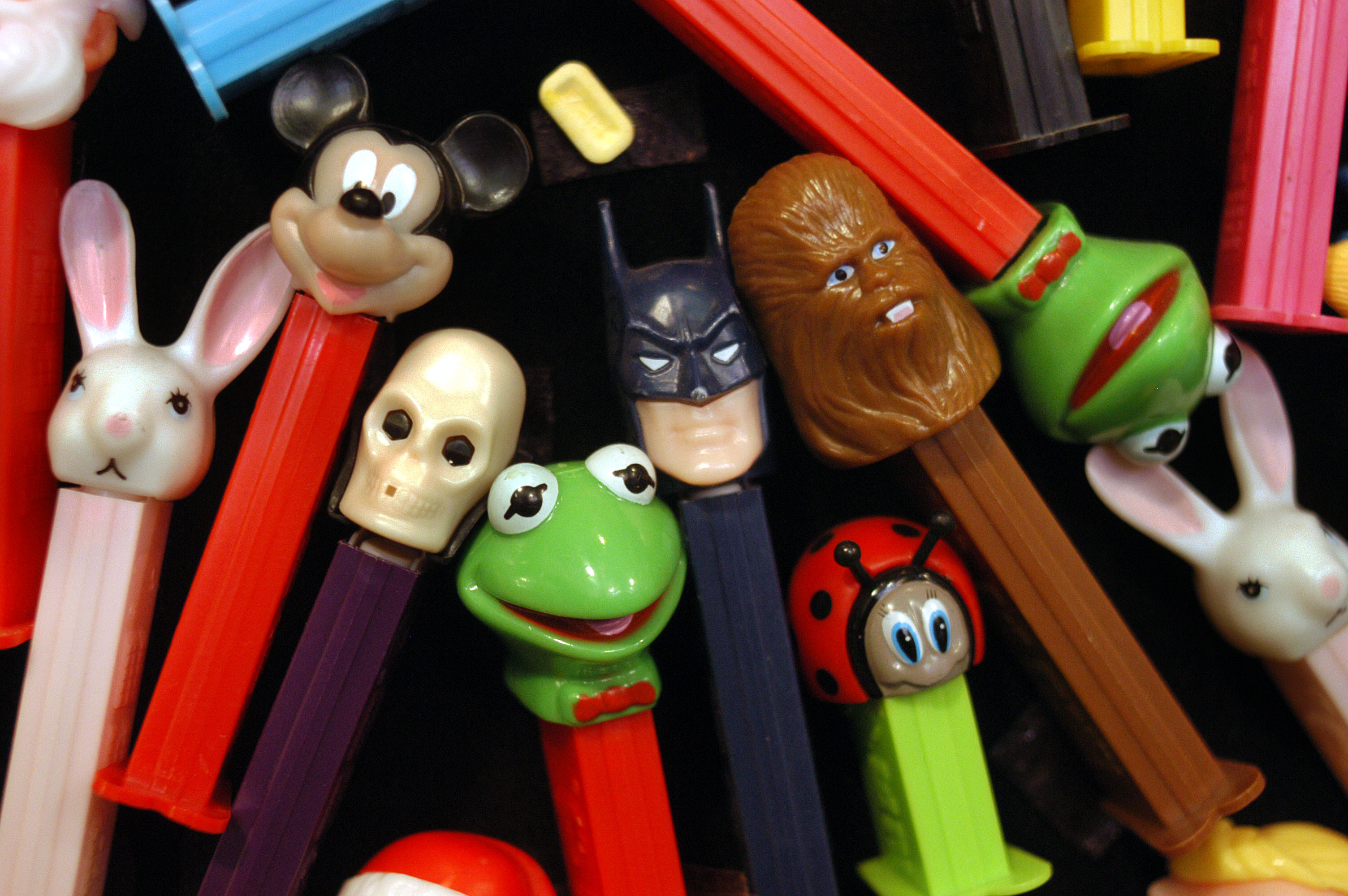 https://d.newsweek.com/en/full/1858751/pez-dispensers-character-heads.jpg