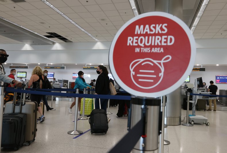 Mask required sign at Miami airport