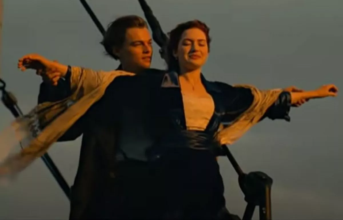 Дверь из титаника. Джек и Роуз на носу Титаника. Титаник сцена на носу.