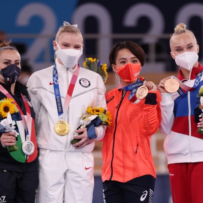 Jade Cares takes gold in womens gymnastics