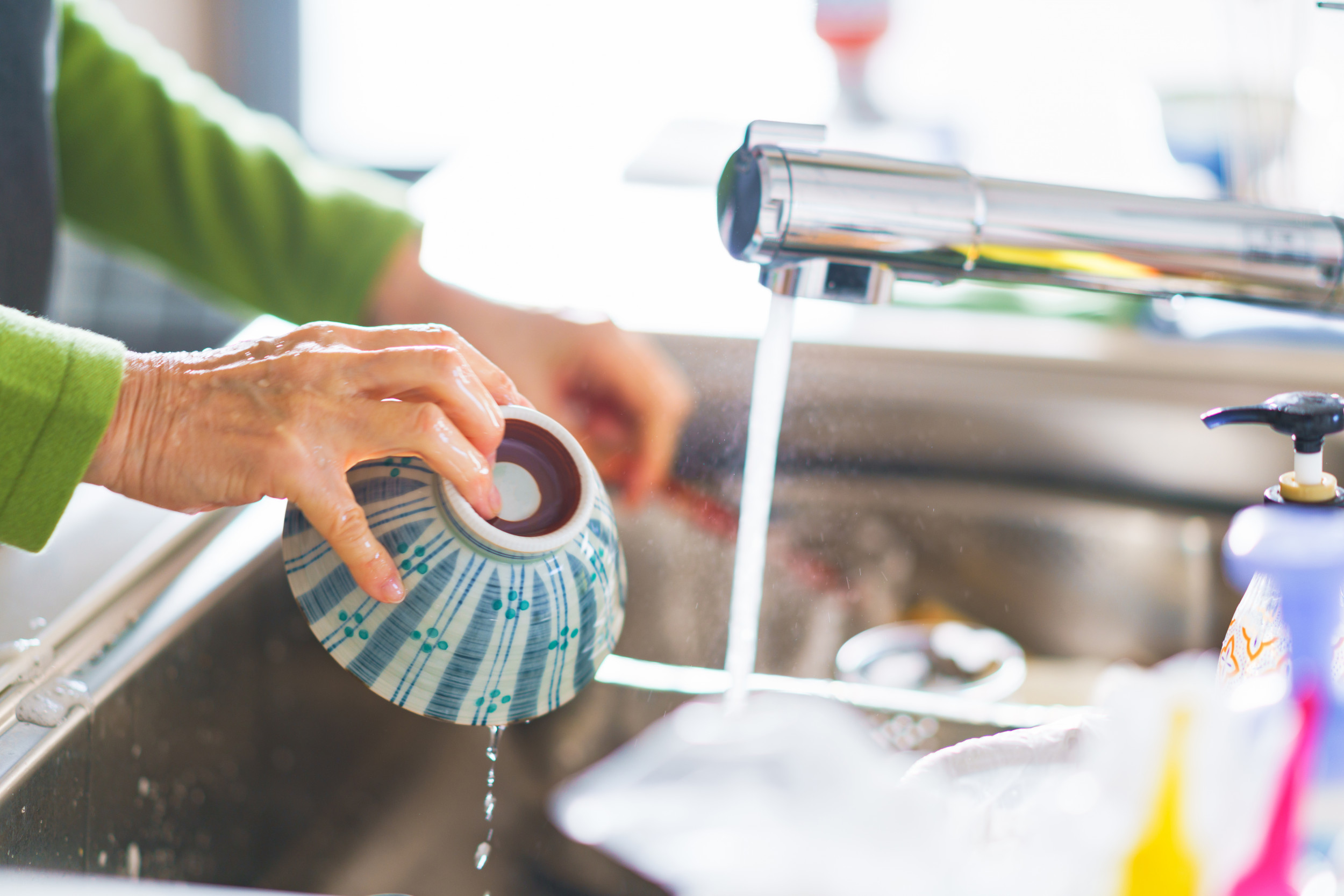 Apparently You Can Do The Dishes Without Scrubbing Them - Dengarden News