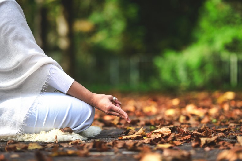 Posture de yoga à l'extérieur pendant l'automne