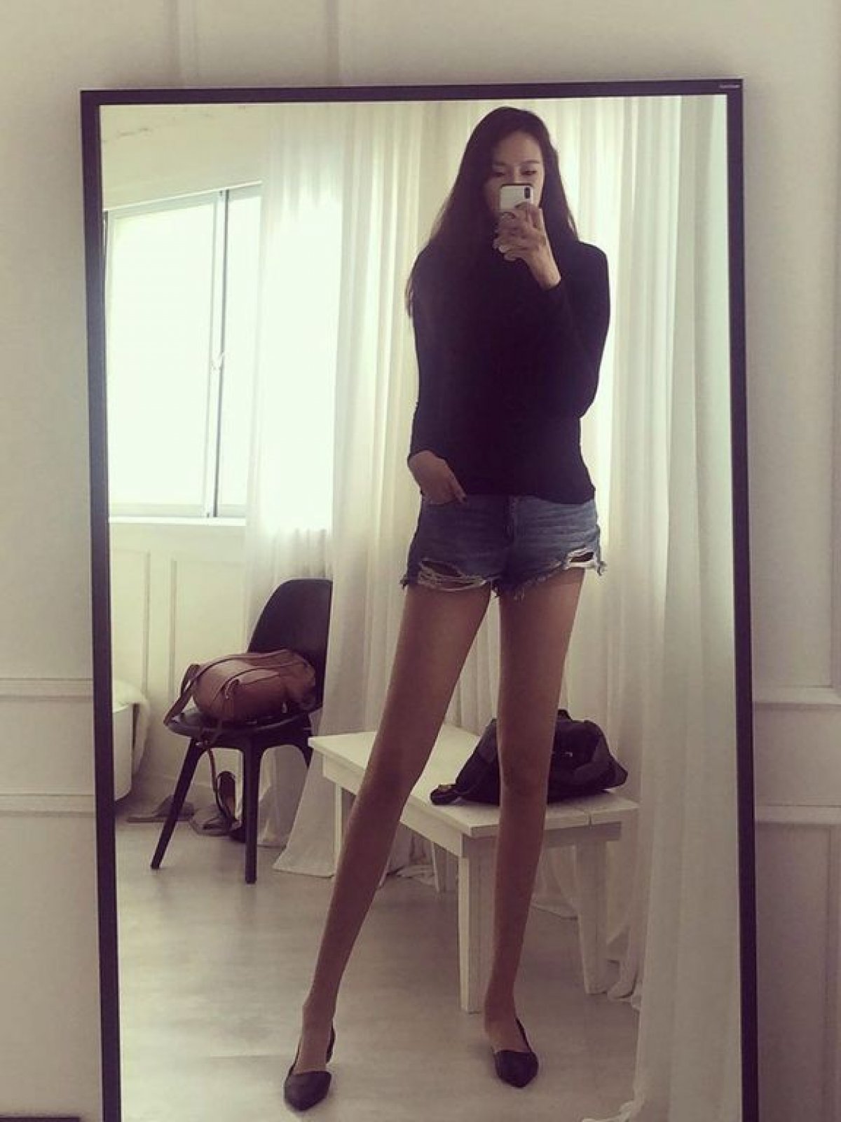 Meet the World's Tallest Fashion Model, Whose Legs are Taller Than an  Entire 4th-Grader