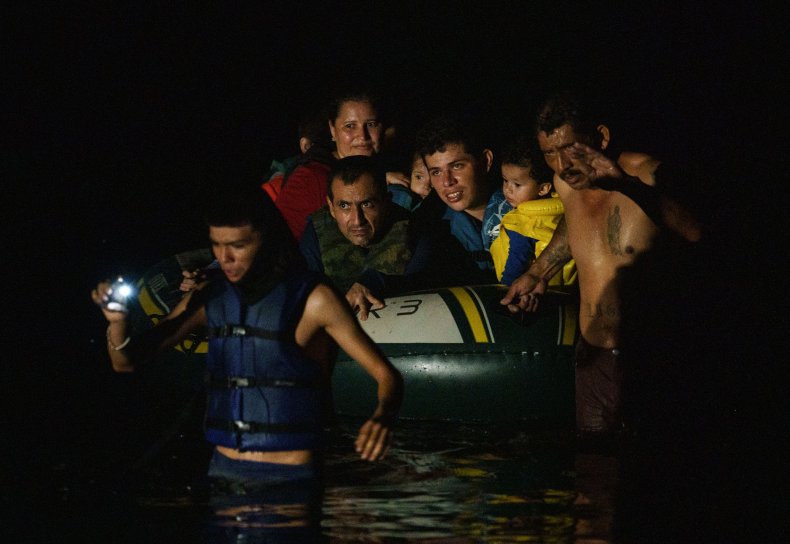 TOPSHOT-US-MEXICO-BORDER-IMMIGRATION-MIGRANTS