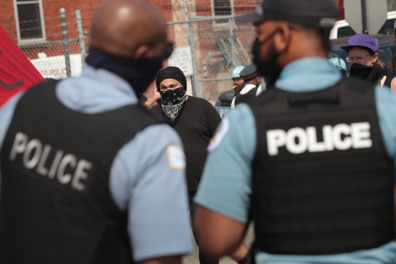Chicago police separate protestors
