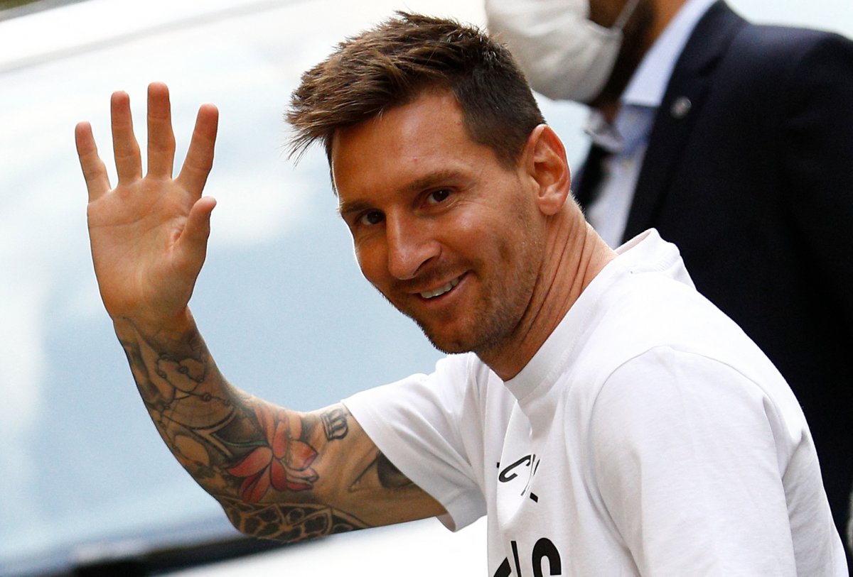 lionel messi arrives paris