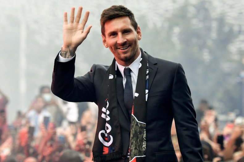 messi waves to fans in paris