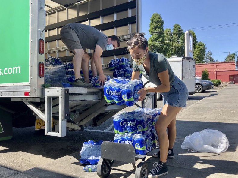 Oregon Volunteers With Water for Cooling Station