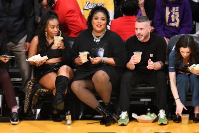 Lizzo attends a Los Angeles Lakers game Lizzo attends a Los Angeles Lakers game