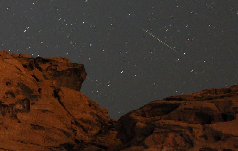 Una meteora delle Perseidi sopra il Nevada