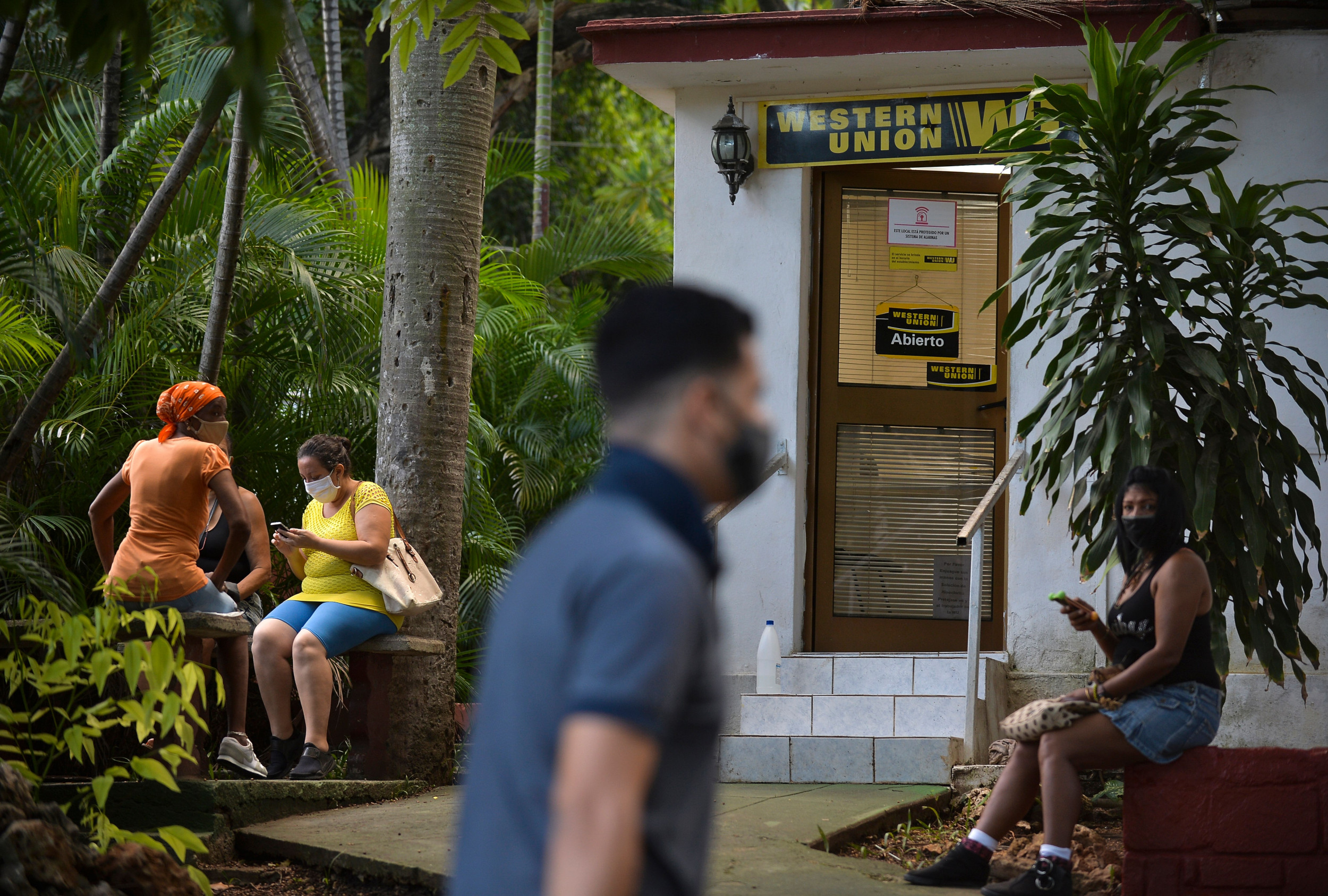 Because of Trump sanctions, Western Union remittances come to an end in Cuba