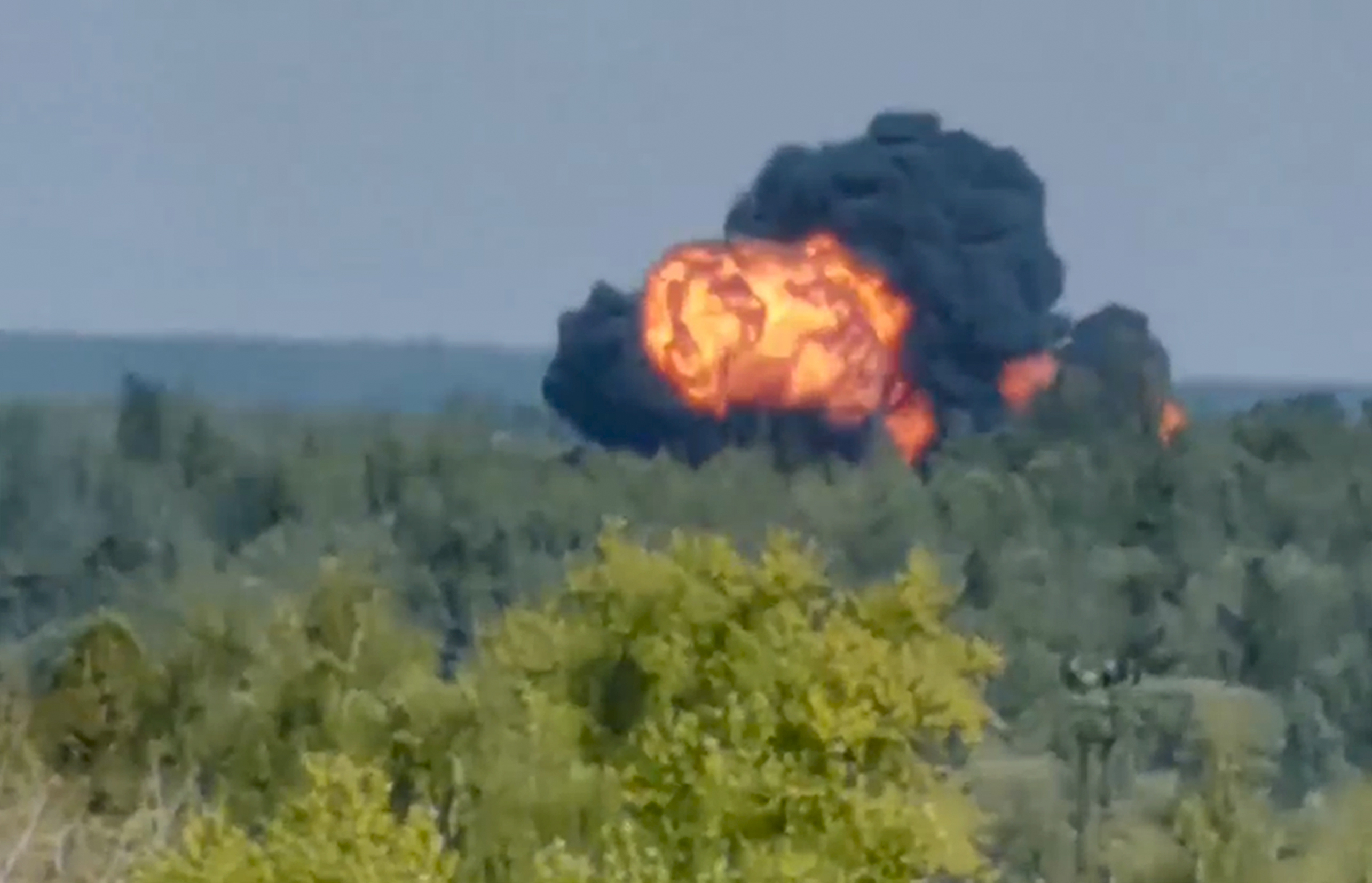 Ruské vojenské lietadlo začalo horieť a vo videu sa zrútilo na zem