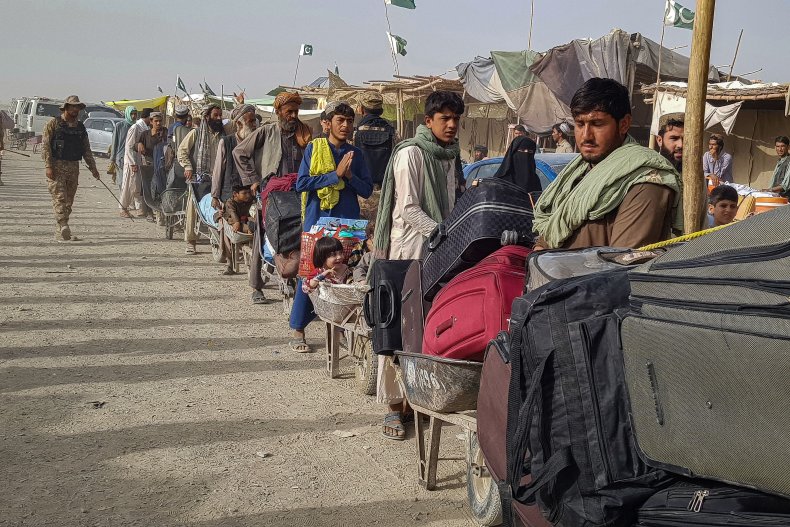 Afghan nationals queue at the Pakistan-Afghanistan border